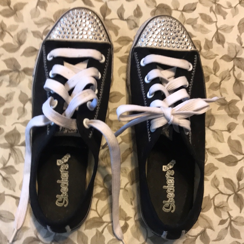 Skechers Cali dressy, sporty tennis shoes. Worn twice great condition.